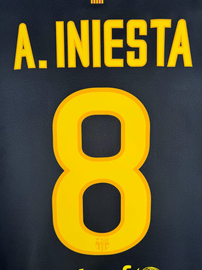 Détail du flocage jaune A. Iniesta 8 avec mini-écusson dans le numéro, maillot FC Barcelone extérieur 2011-2012