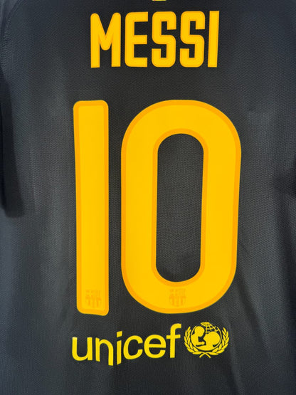 Détail du flocage jaune MESSI N°10 sur le maillot extérieur noir du FC Barcelone 2011-2012