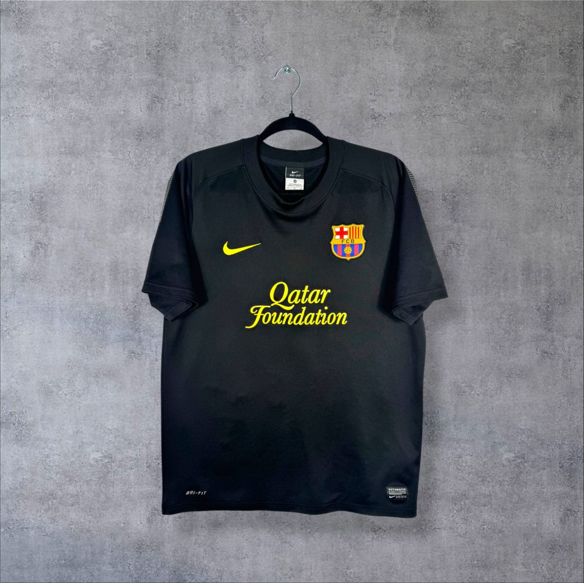 Maillot FC Barcelone 2011-2012 extérieur noir de face, virgule Nike jaune et sponsor Qatar Foundation