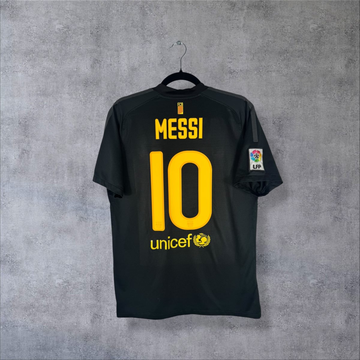 Dos du maillot FC Barcelone 2011-2012 extérieur noir avec le flocage jaune MESSI N°10 et le logo unicef