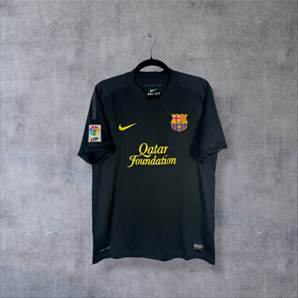 Face du maillot FC Barcelone 2011-2012 extérieur noir Nike, sponsor Qatar Foundation doré