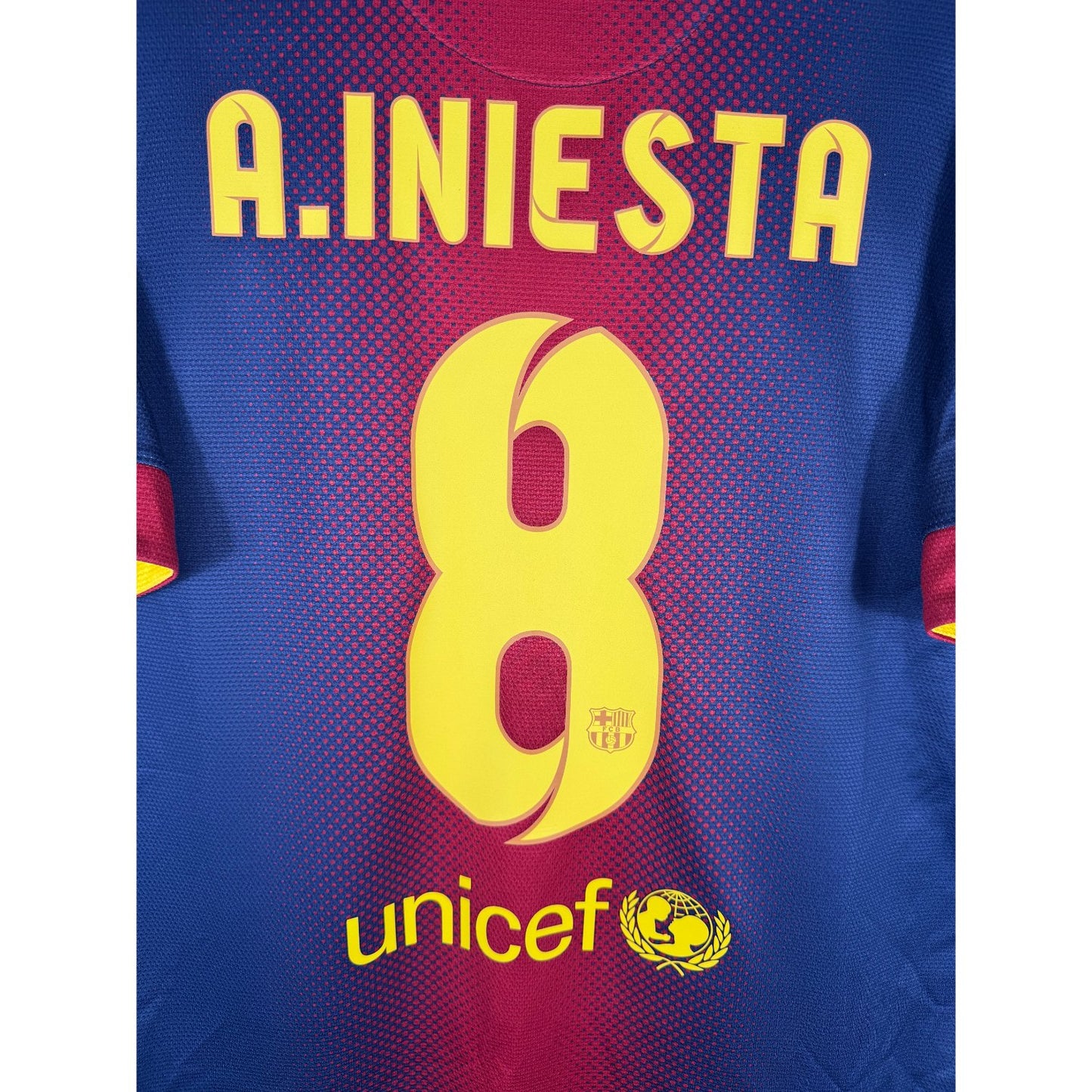 Détail de la typographie du flocage sur le numéro 8 d'Andrés Iniesta