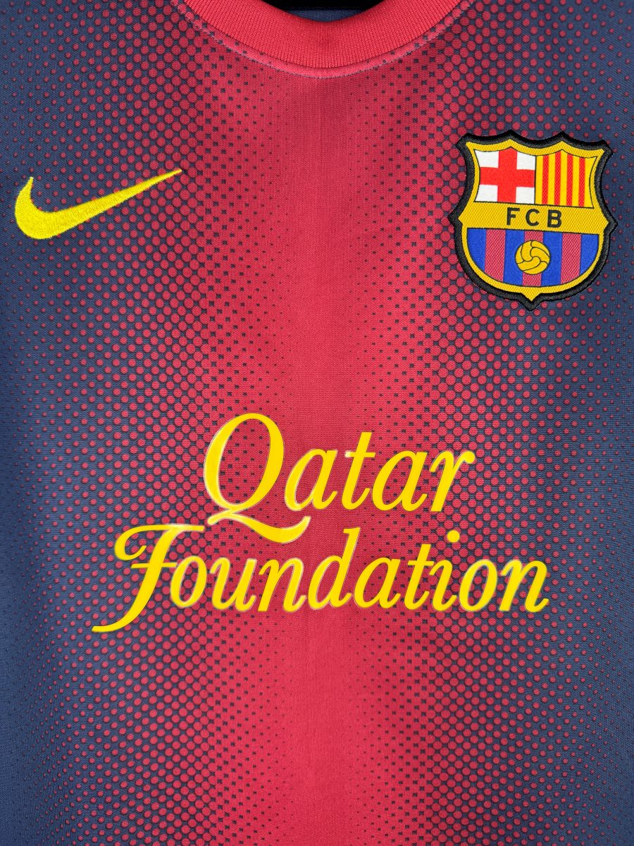 Détail de l'écusson FCB brodé et de la trame de points du maillot FC Barcelone domicile 2012-2013