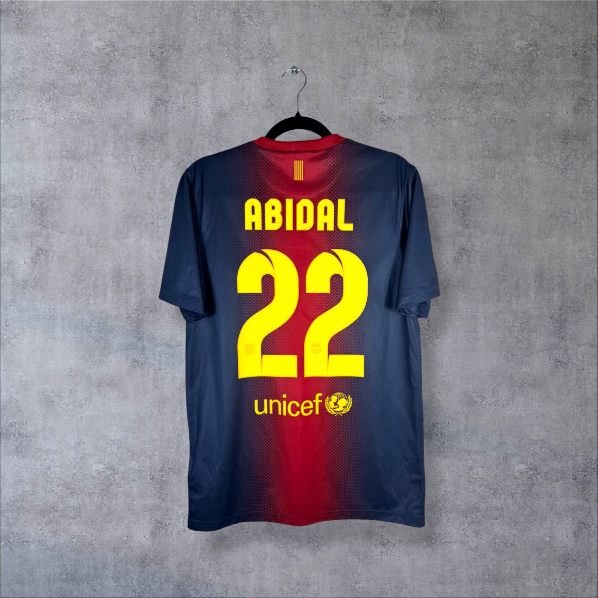 Dos du maillot FC Barcelone 2012-2013 domicile avec flocage Abidal N°22 jaune, logo UNICEF et senyera catalane