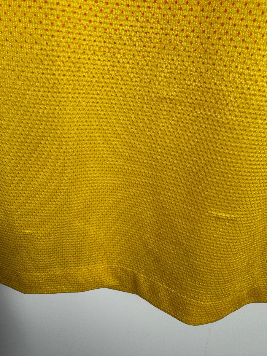 Petits fils tirés dans le bas jaune du maillot FC Barcelone extérieur 2012-2013