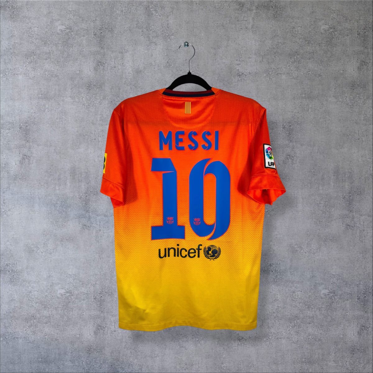 Dos du maillot FC Barcelone extérieur 2012-2013 Nike dégradé orange et jaune, flocage Messi 10 bleu, UNICEF sous le numéro