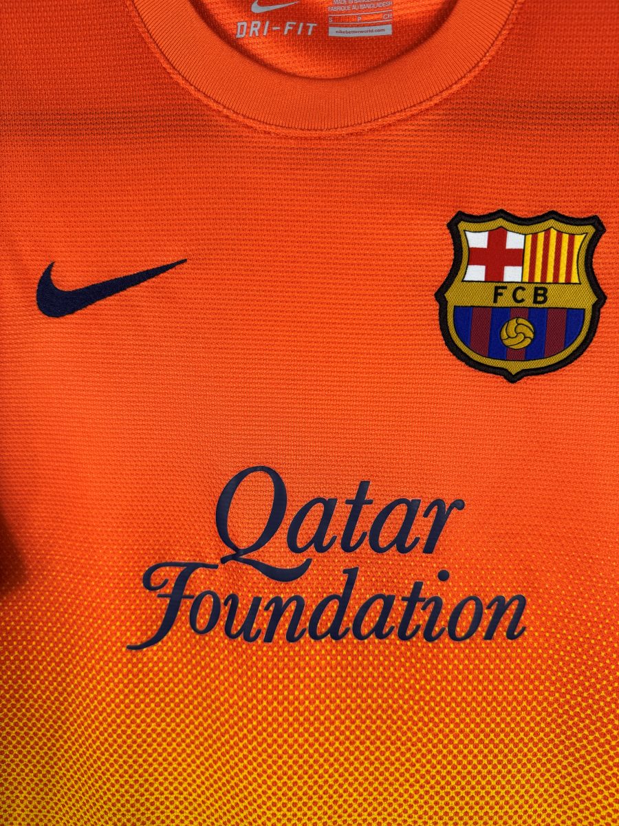 Écusson FCB brodé, virgule Nike marine et sponsor Qatar Foundation, maillot FC Barcelone extérieur 2012-2013