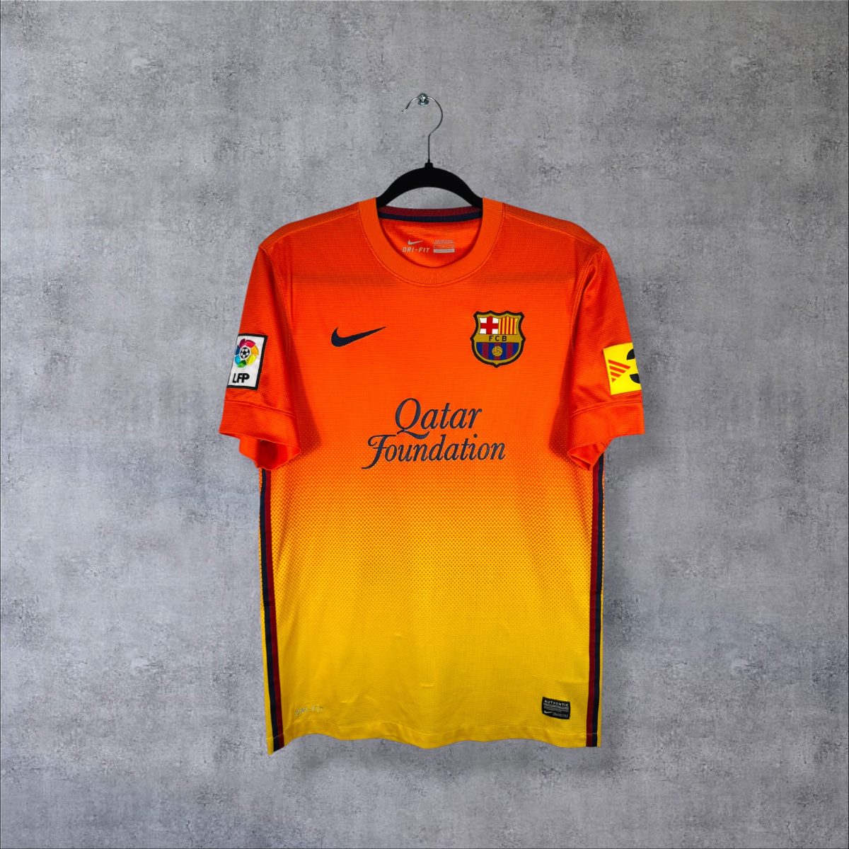 Maillot FC Barcelone 2012-2013 extérieur de face, dégradé orange vers jaune, sponsor Qatar Foundation