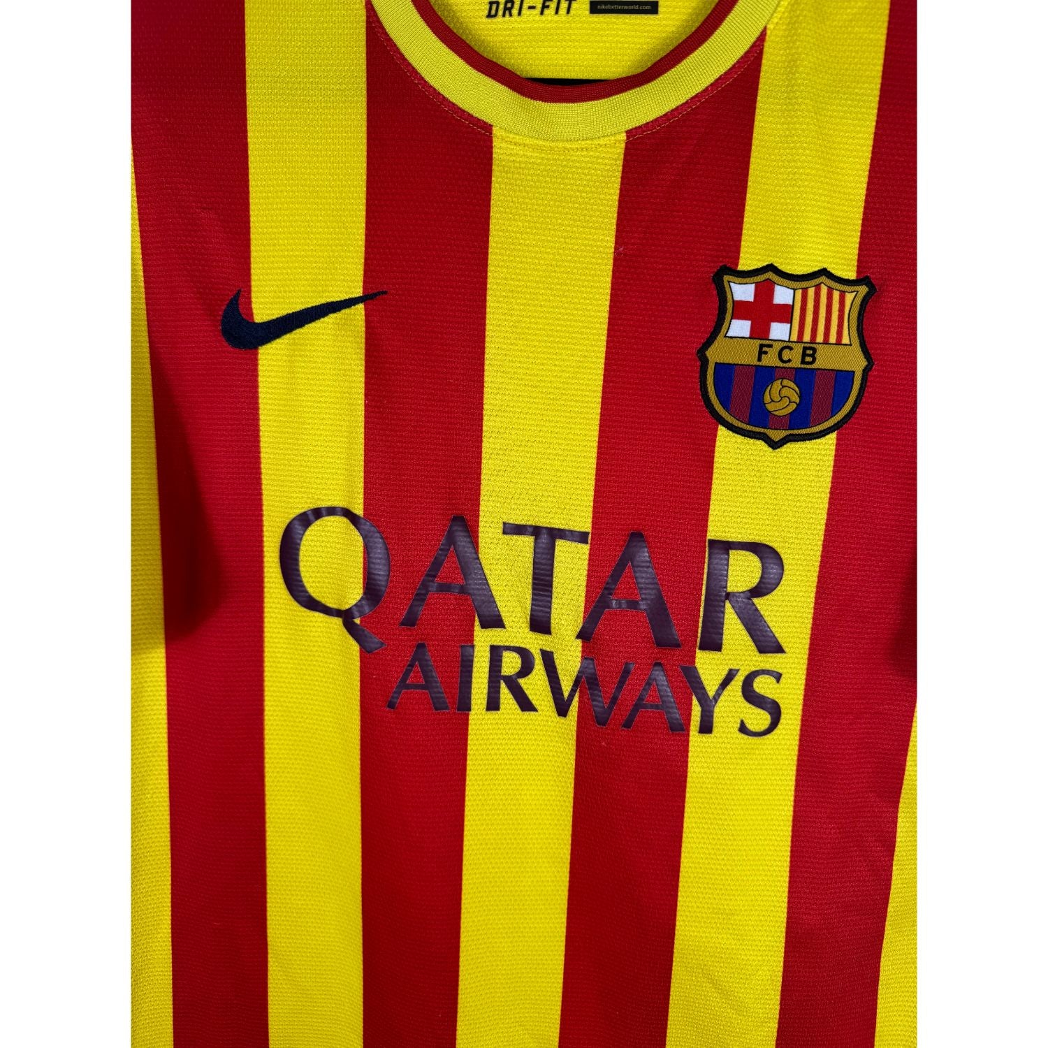 Détail de l'écusson du Barça et du logo Nike
