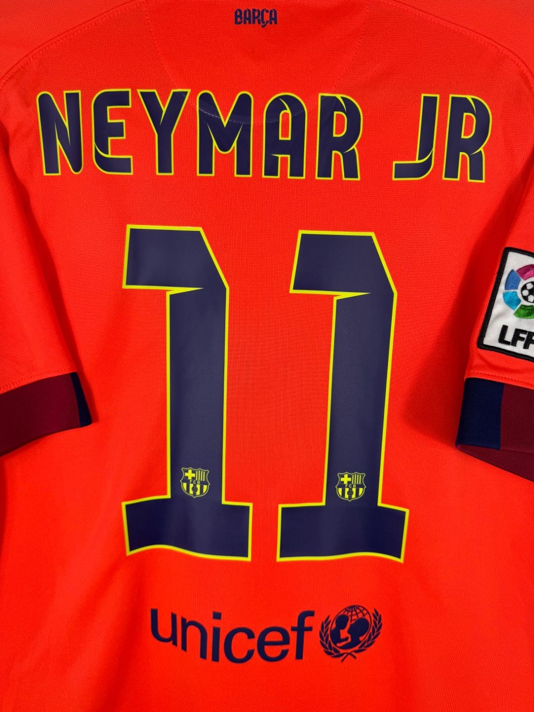 Détail de la typographie du flocage sur le numéro 11 de Neymar JR