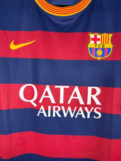 Détail sponsor Qatar Airways et écusson FC Barcelone sur maillot domicile 2015-2016 saison du record MSN 131 buts