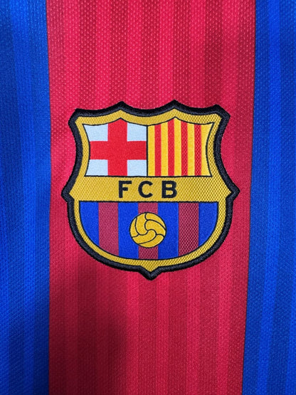 Écusson brodé FC Barcelone maillot domicile 2016-2017 gros plan