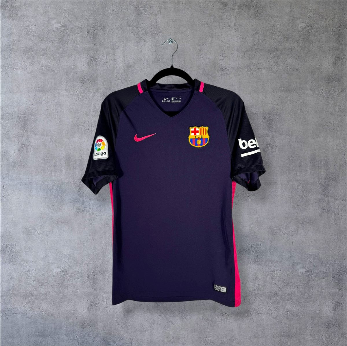 Maillot FC Barcelone 2016-2017 extérieur Nike face violet liserés rose fluo