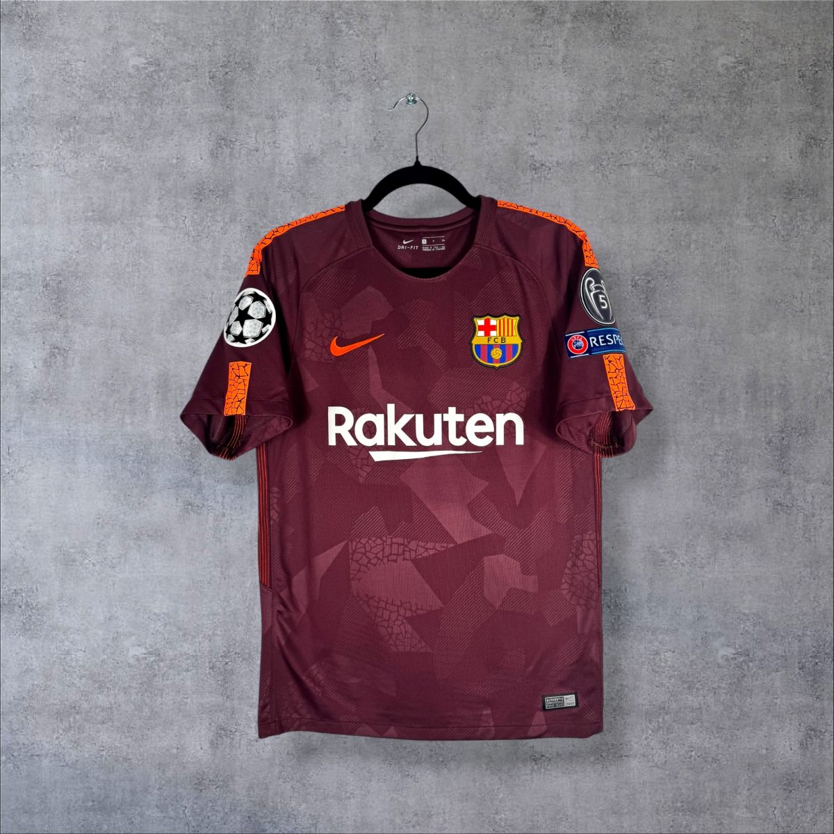 Face du maillot FC Barcelone 2017-2018 third bordeaux Nike, sponsor Rakuten et écusson FCB