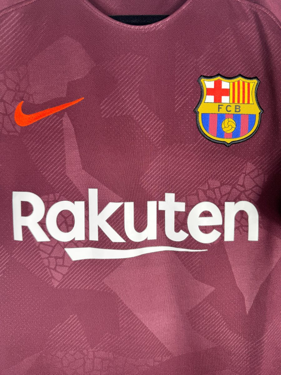 Détail de l'écusson brodé FCB et du sponsor Rakuten sur le maillot third 2017-2018 de Messi