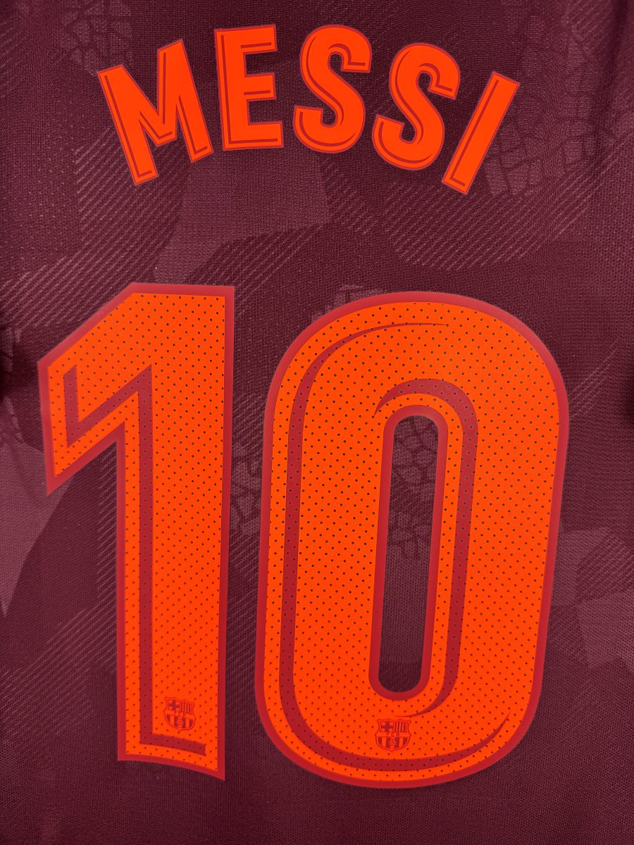 Détail flocage Messi 10 orange à ombre grenat, maillot FC Barcelone third 2017-2018
