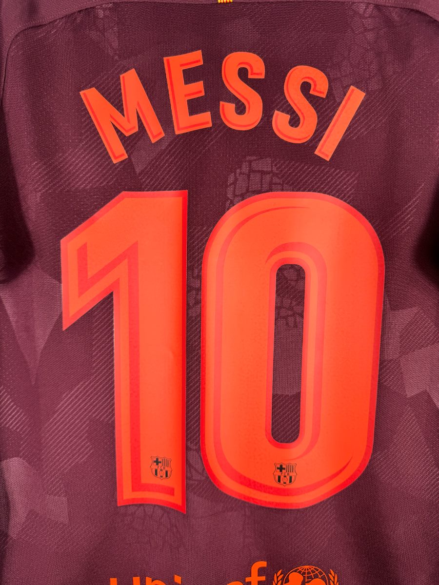 Détail du flocage Messi N°10 orange fluo avec écussons FCB intégrés, Barça 2017-2018 third
