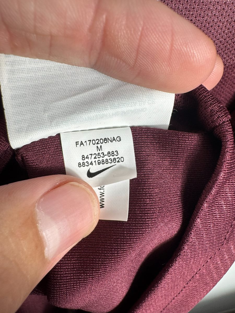 Étiquette Nike code 847253-683 taille M, maillot FC Barcelone third 2017-2018