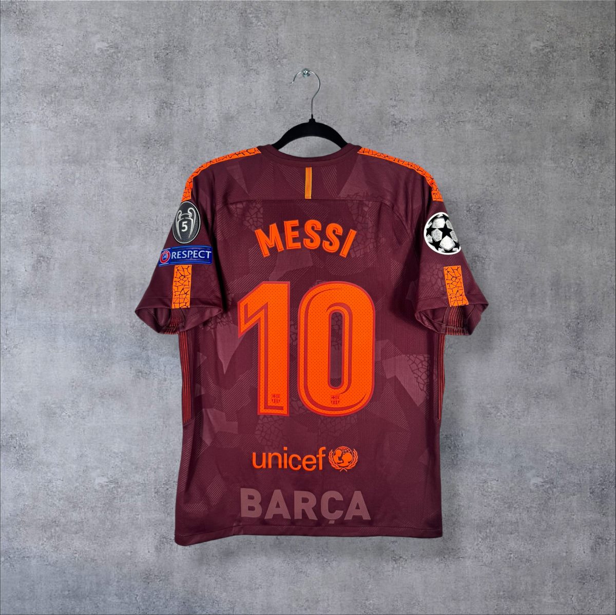 Maillot FC Barcelone 2017-2018 third Nike grenat, dos floqué Messi 10 orange et badges Ligue des champions
