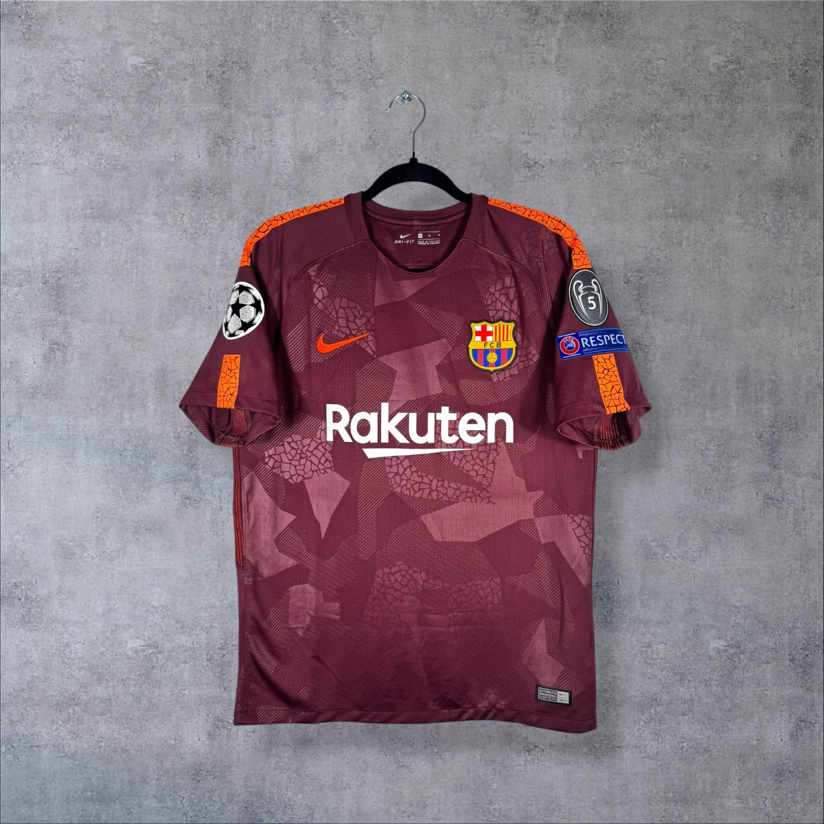 Maillot FC Barcelone third 2017-2018 grenat de face, motif géométrique et sponsor Rakuten
