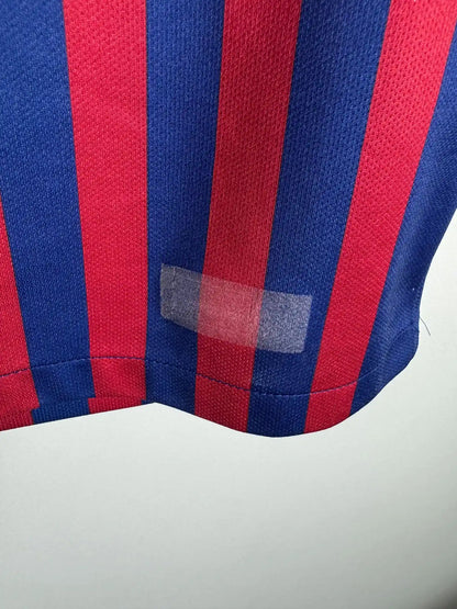 Détail défaut transparent : étiquette Nike en bas du maillot non présente sur le FC Barcelone domicile 2018-2019
