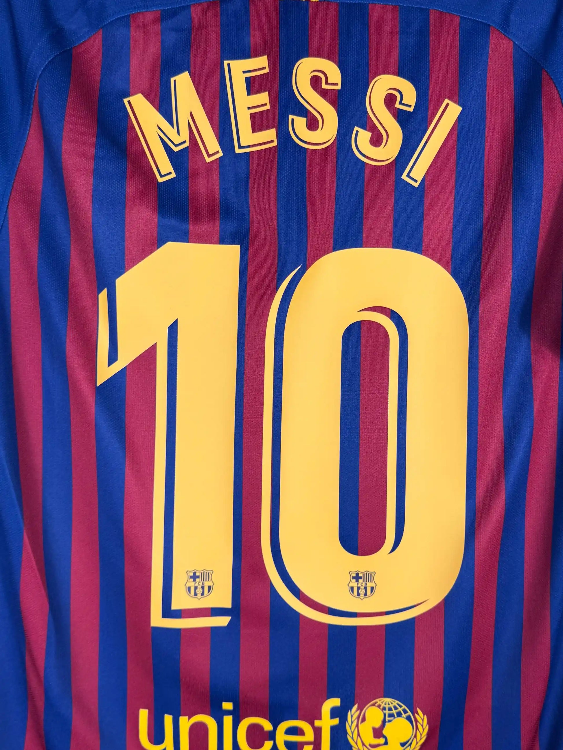 Détail flocage Messi N°10 sur maillot FC Barcelone domicile 2018-2019 saison du 600e but et du coup franc Goal of the Tournament