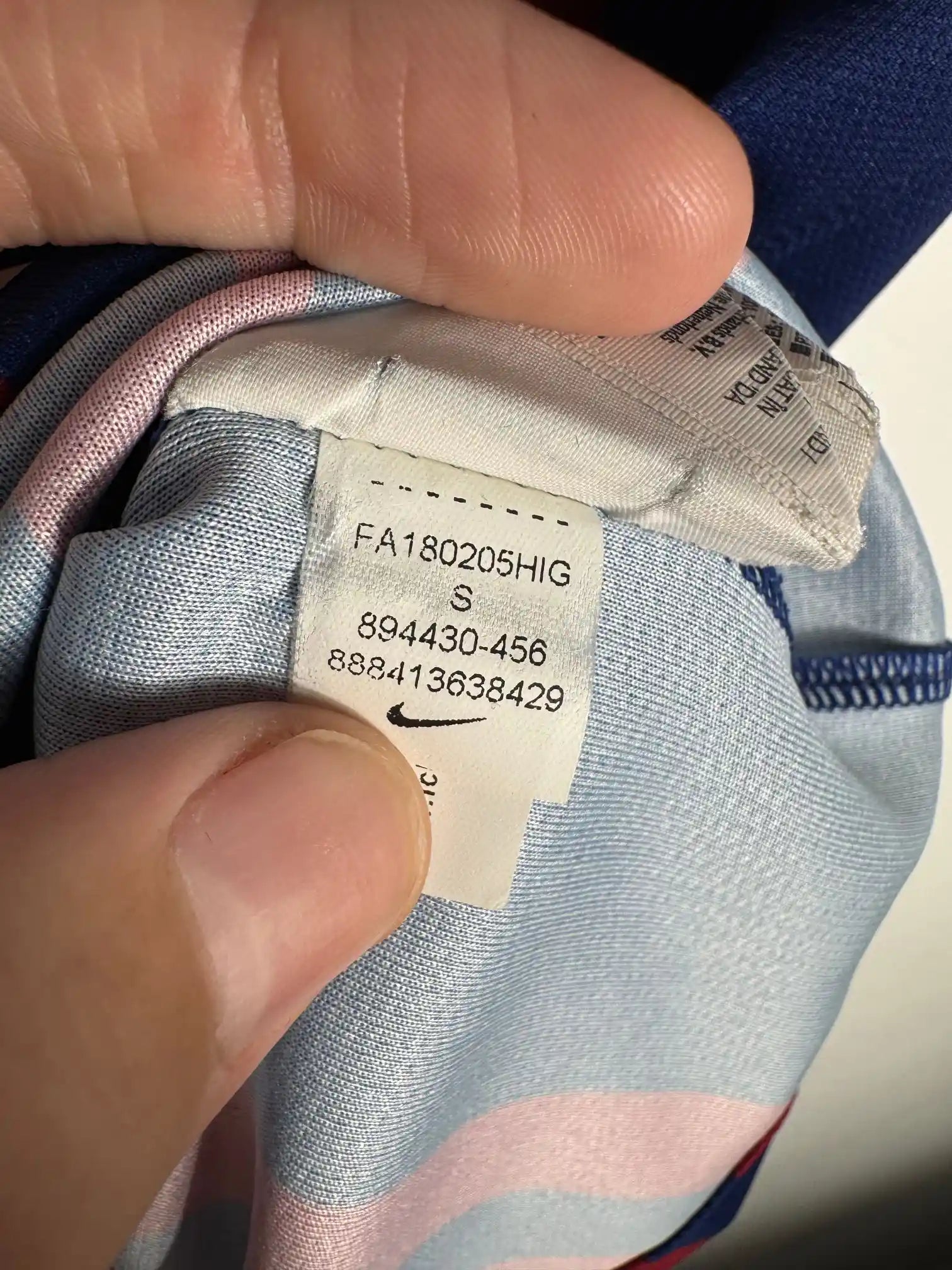 Étiquette intérieure d'authenticité avec code Nike 894430-456 prouvant l'originalité du maillot FC Barcelone home 2018-2019