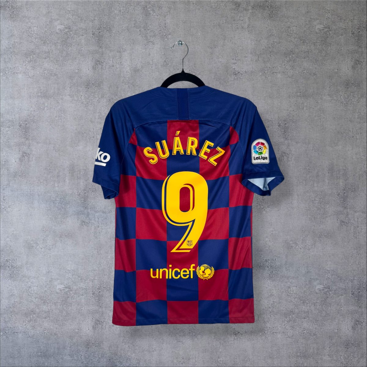 Dos du maillot FC Barcelone 2019-2020 domicile avec flocage doré SUÁREZ N°9 et patch LaLiga