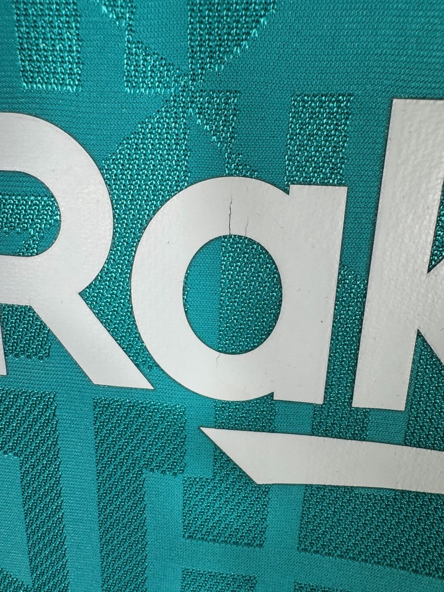 Défaut signalé : fine craquelure sur le sponsor Rakuten du Barça third 2019-2020 Messi