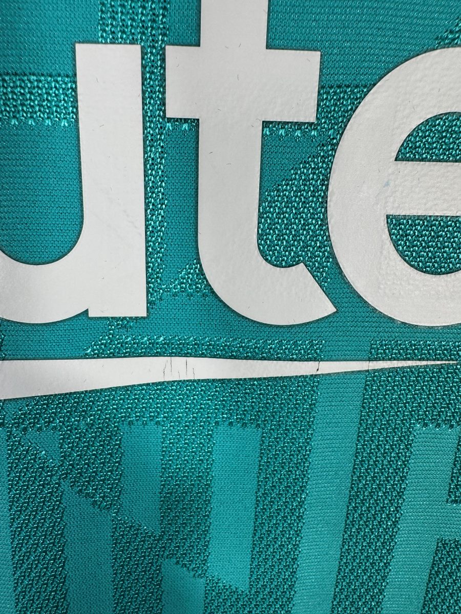 Défaut signalé : micro-usure du lettrage Rakuten sur le maillot FC Barcelone third 2019-2020