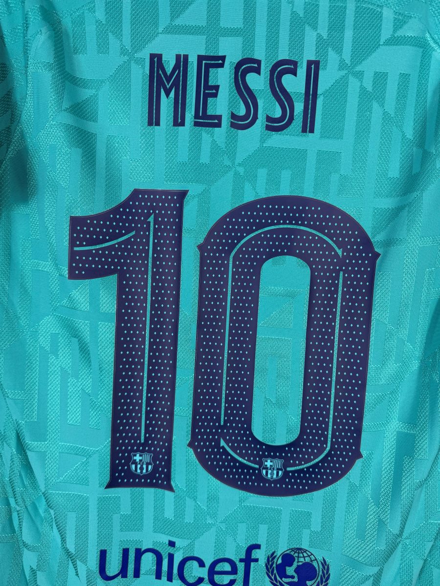 Détail du flocage MESSI numéro 10 et logo unicef, maillot FC Barcelone third 2019-2020