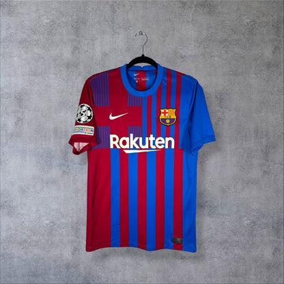 Face du maillot FC Barcelone 2021-2022 domicile Nike à rayures verticales bleu et grenat avec sponsor Rakuten et écusson du Barça