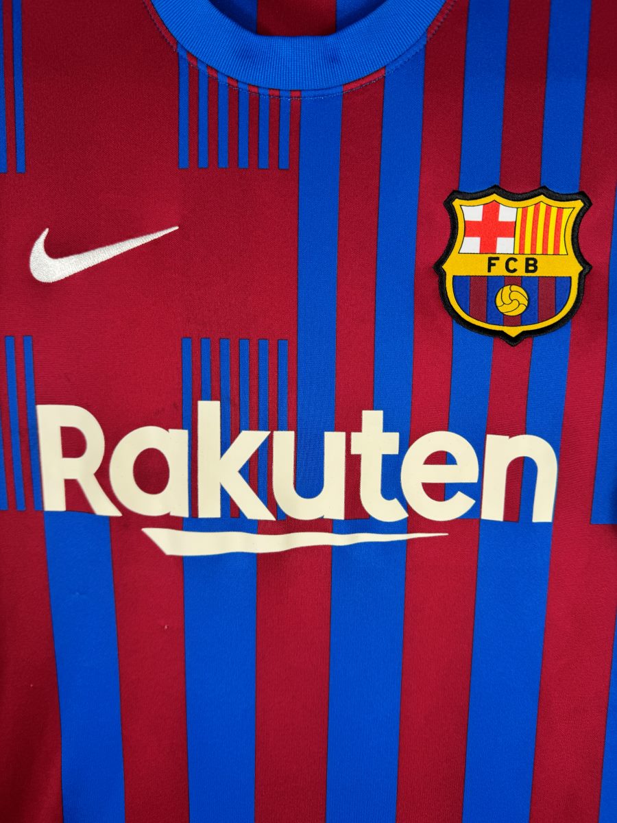 Détail de l'écusson brodé du FC Barcelone, du swoosh Nike et du sponsor Rakuten sur le maillot domicile 2021-2022