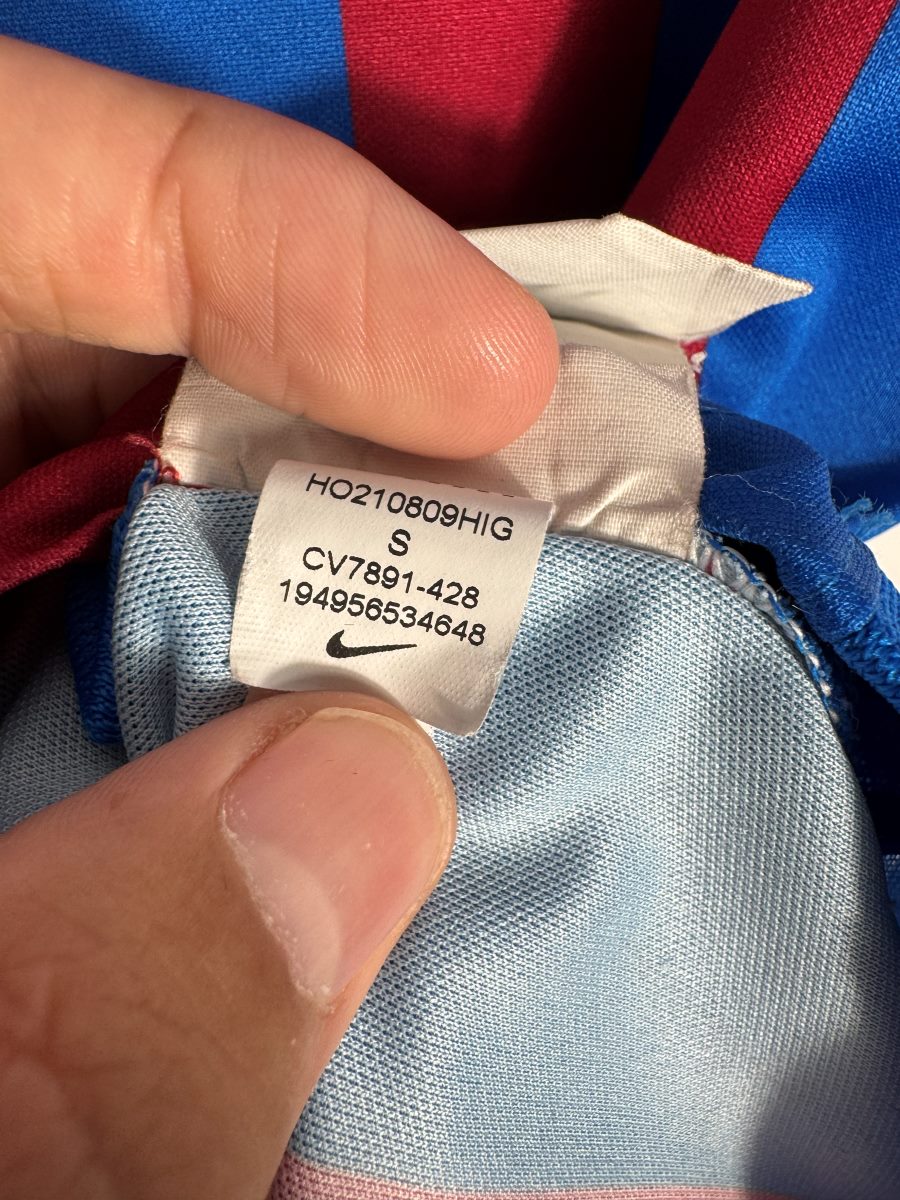 Étiquette intérieure Nike du maillot FC Barcelone 2021-2022 avec le code d'authenticité CV7891-428 et la taille S