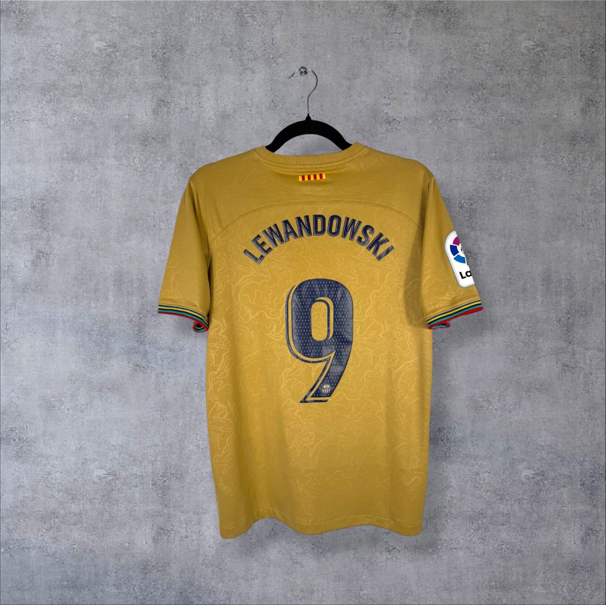 Maillot FC Barcelone 2022-2023 extérieur doré, dos floqué Lewandowski 9