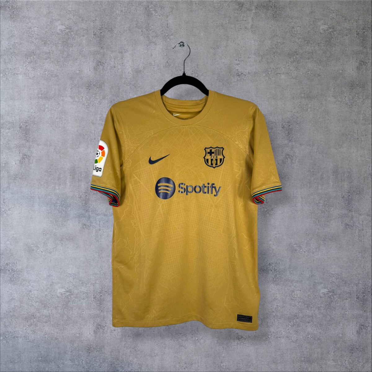 Maillot FC Barcelone extérieur 2022-2023 Nike de face, doré, sponsor Spotify