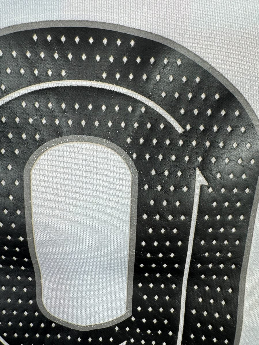 Très légère usure de surface sur le numéro 9, maillot Barça third 2022-2023