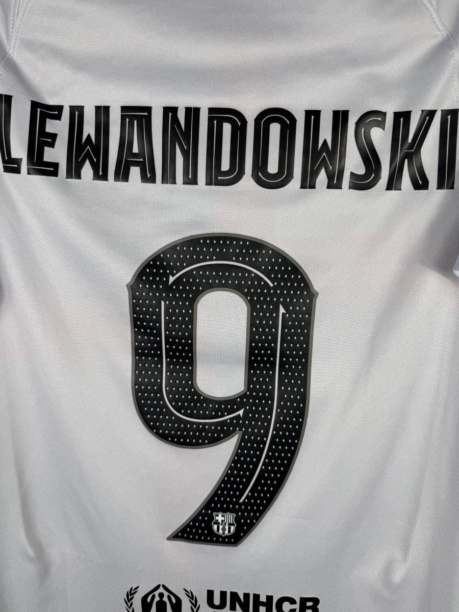 Détail flocage Lewandowski 9 noir, maillot FC Barcelone third 2022-2023