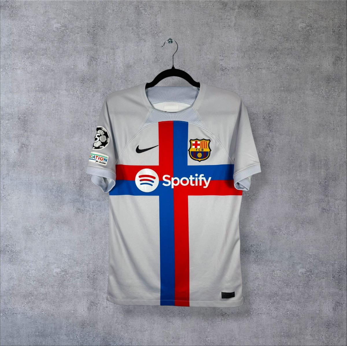 Maillot FC Barcelone third 2022-2023 Nike de face, croix rouge et bleue, sponsor Spotify