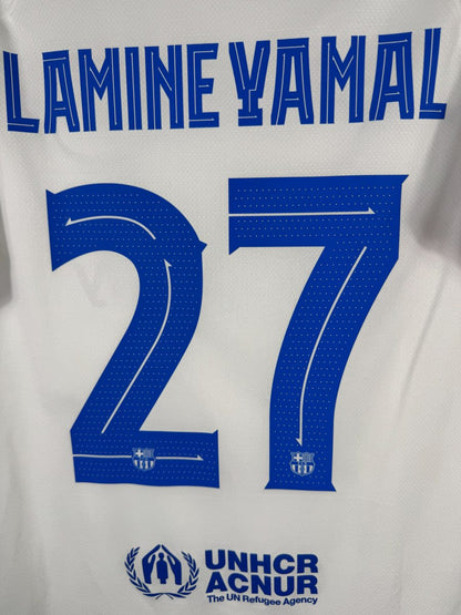 Détail flocage Lamine Yamal 27 bleu avec écusson du club, maillot FC Barcelone 2023-2024