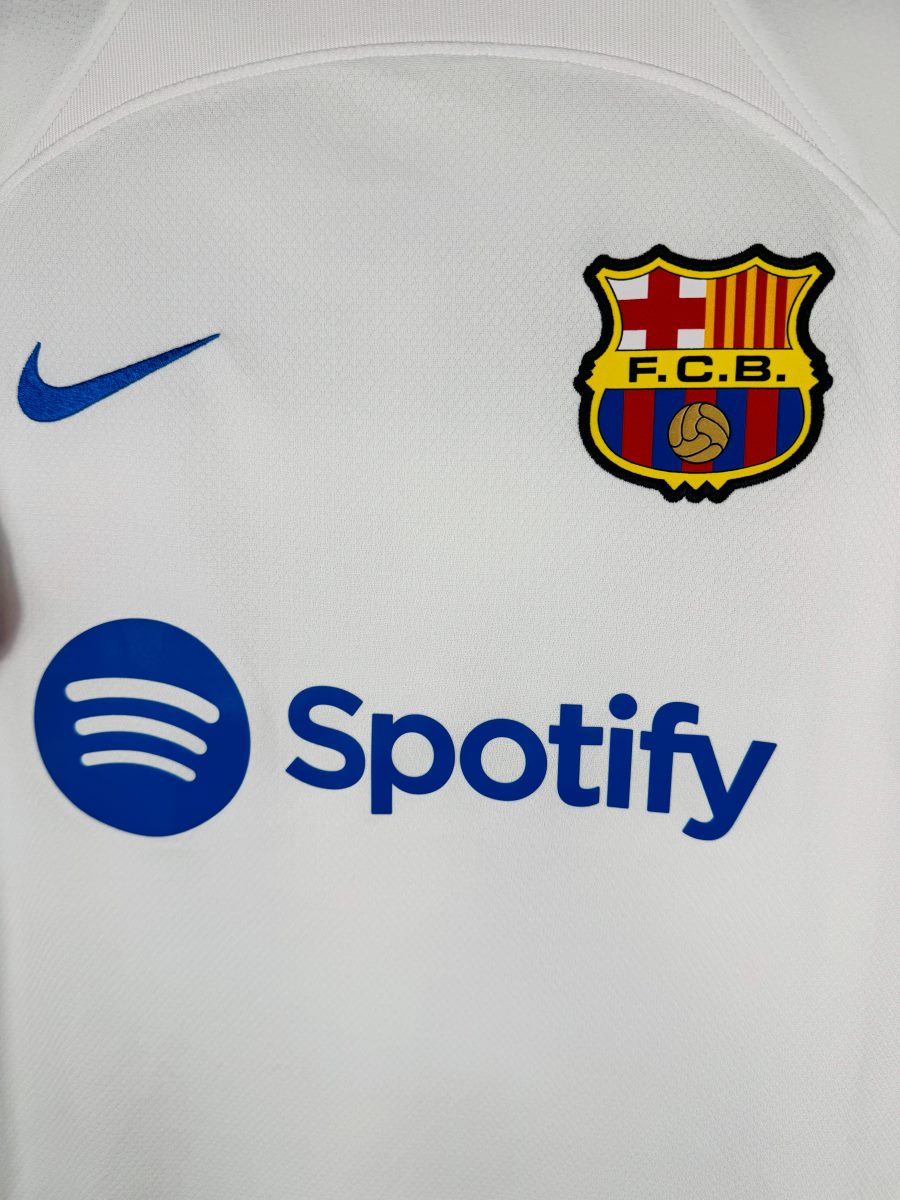 Écusson rétro F.C.B., swoosh Nike et sponsor Spotify, maillot Barça extérieur 2023-2024 Lamine Yamal