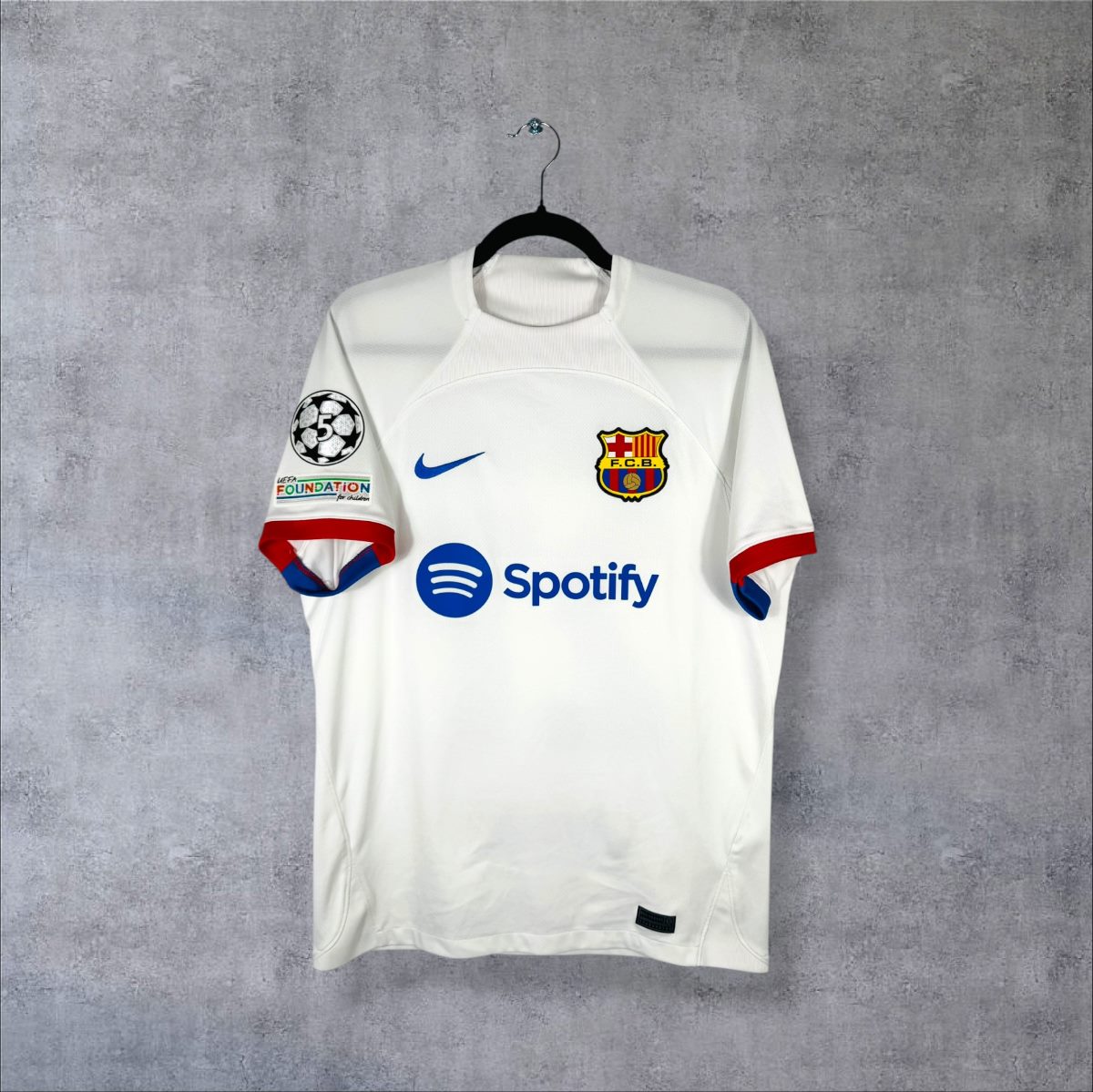 Maillot FC Barcelone extérieur 2023-2024 Nike de face, sponsor Spotify et écusson rétro F.C.B.