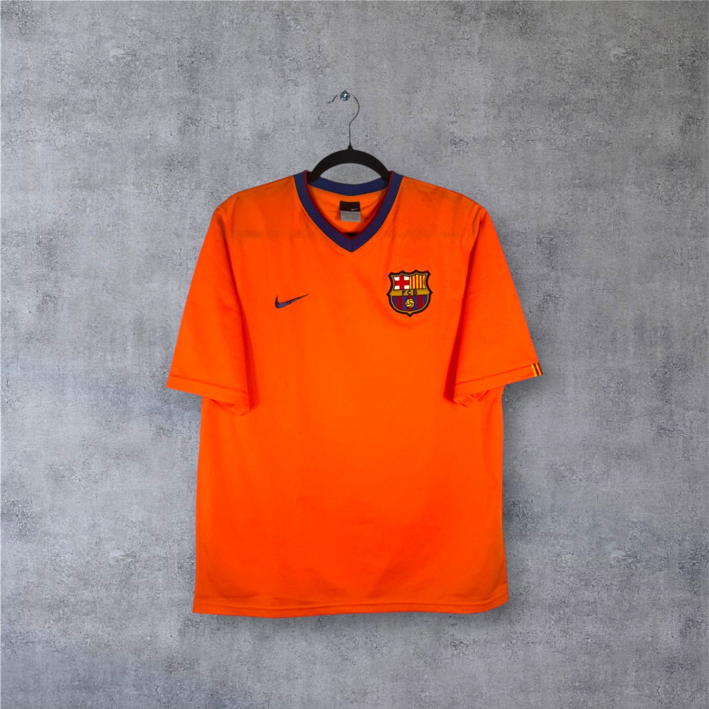 Vue de face du maillot extérieur orange du Barça 2006-2008 avec logo Nike bleu