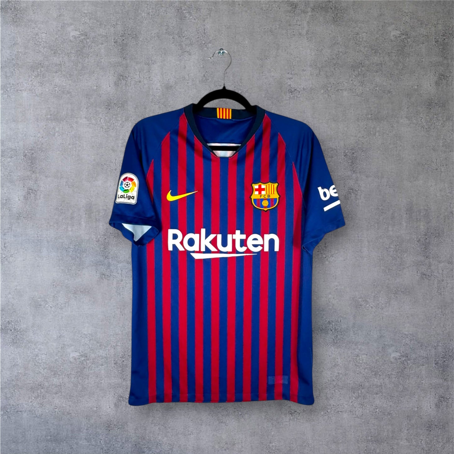 Vue de face du maillot Barça 2018/19 avec les 10 rayures rouges et sponsor Rakuten.