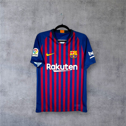 Vue de face du maillot Barça 2018/19 avec les 10 rayures rouges et sponsor Rakuten.