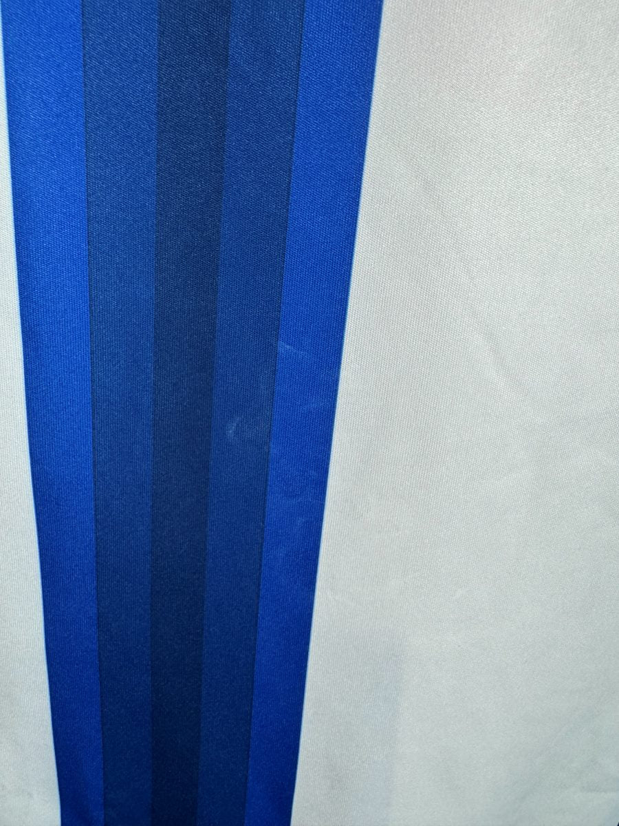 Défaut : micro-trace claire sur une bande bleue du maillot FC Porto 2016-2017
