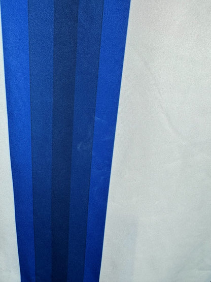 Défaut : micro-trace claire sur une bande bleue du maillot FC Porto 2016-2017