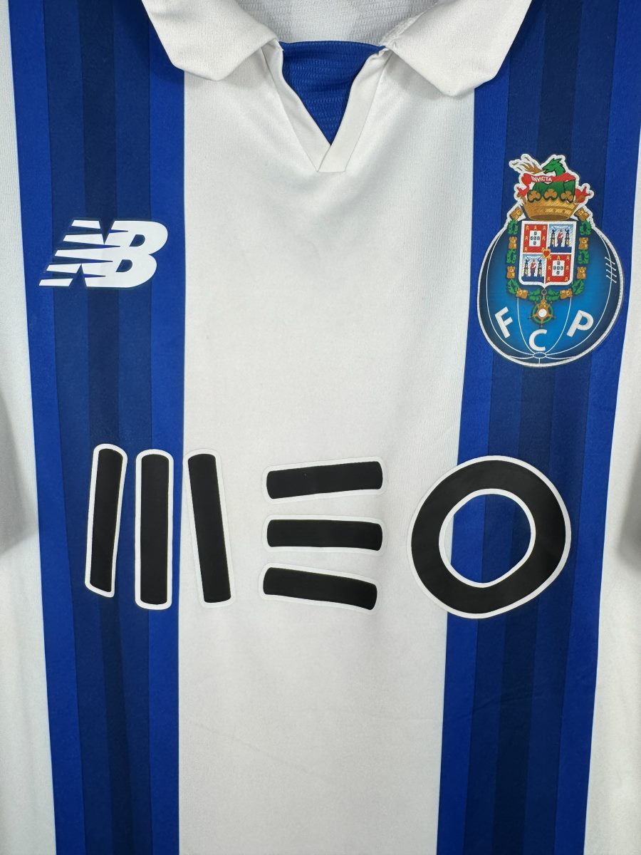 Écusson du FC Porto, logo New Balance et sponsor MEO sur le maillot domicile 2016-2017