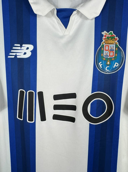 Écusson du FC Porto, logo New Balance et sponsor MEO sur le maillot domicile 2016-2017