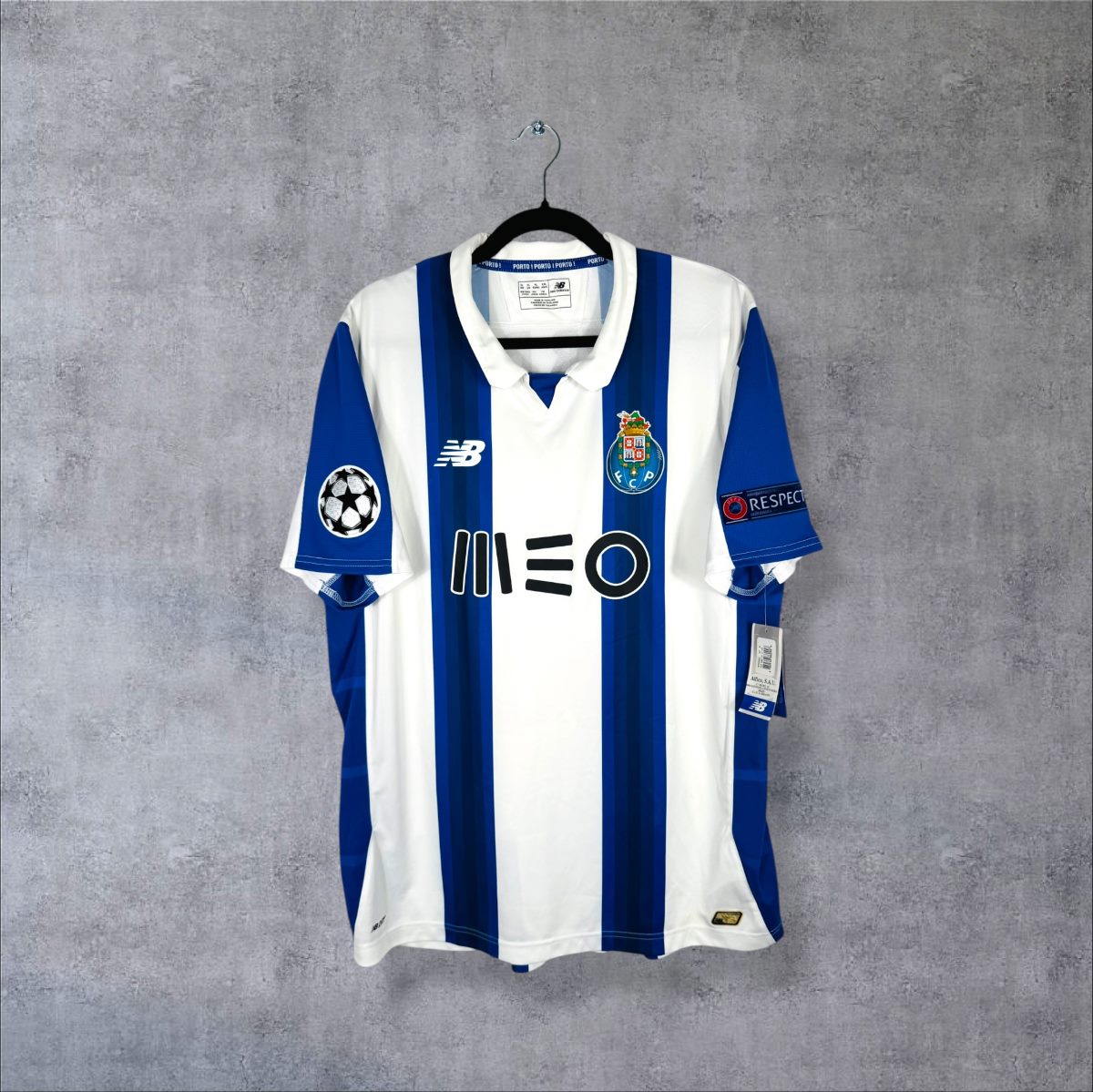 Face du maillot FC Porto 2016-2017 New Balance, sponsor MEO, étiquette carton attachée